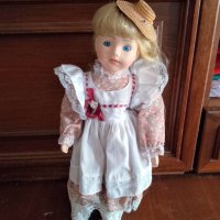 Порцеланова фигура колекционерска кукла с стойка и печат 40 см, снимка 1 - Други ценни предмети - 41642786