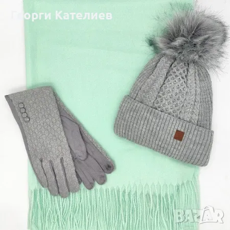 Дамски комплект шапка и ръкавици в сиво съчетан с шал в цвят мента Код на продукта:DK-0036, снимка 1