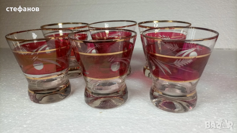Много красив комплект чаши, калиево стъкло, червени, златни кантове, ръчна гравюра, 6 бр, снимка 1