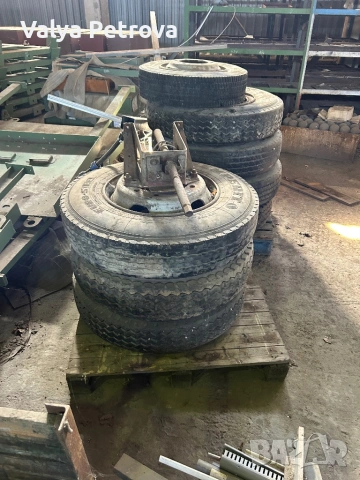 употребявани гуми за тежкотоварни камиони (truck tires), предимно за задвижващи оси или ремаркета.
