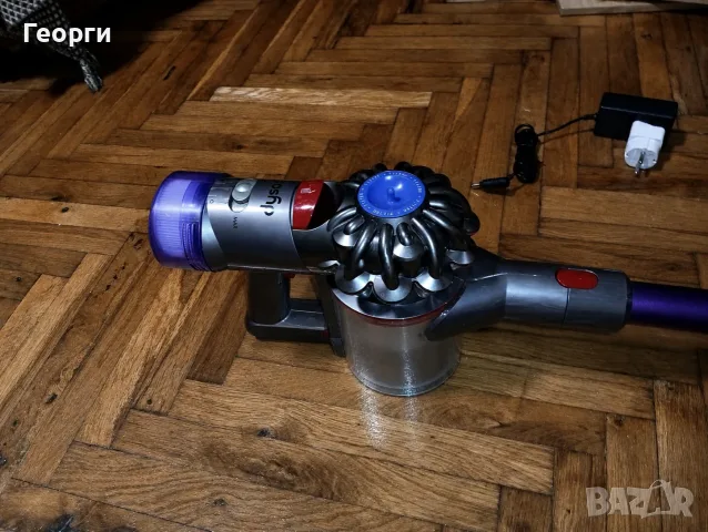 Много добра прахосмукачка Dyson V8 с нова батерия и аксесоари, снимка 2 - Прахосмукачки - 55414300