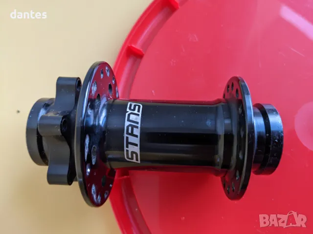 Предна главина Stans Neo с адаптерите.