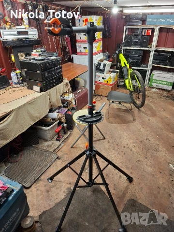 Продава се стойка за колела . 