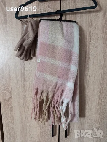 Дамски шал с ръкавици 