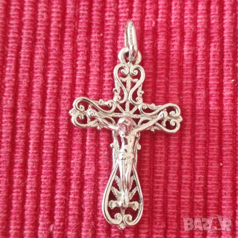 Красив сребърен кръст. 