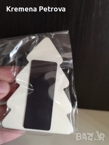 Нов Магнит за хладилник-под формата на елха с Дядо Коледа и Баба Коледа, които се целуват Цена 2,50л, снимка 3 - Декорация за дома - 52646216