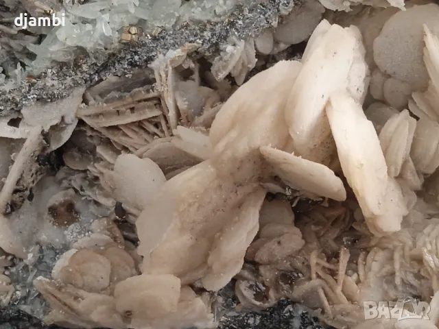 №199,Калцит,Калцит с дребнозърнест пирит и зелен кварц,Кристали,Минерали,Родопи,, снимка 3 - Декорация за дома - 48831569