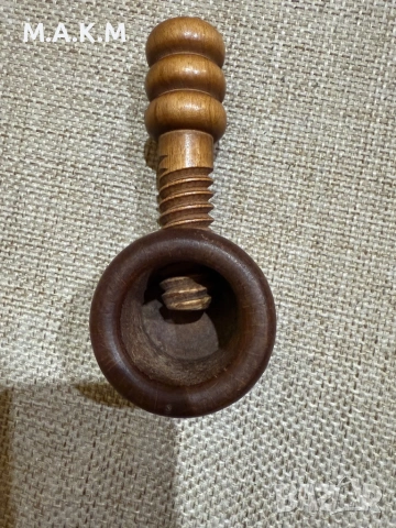 Стара дървена орехотрошачка