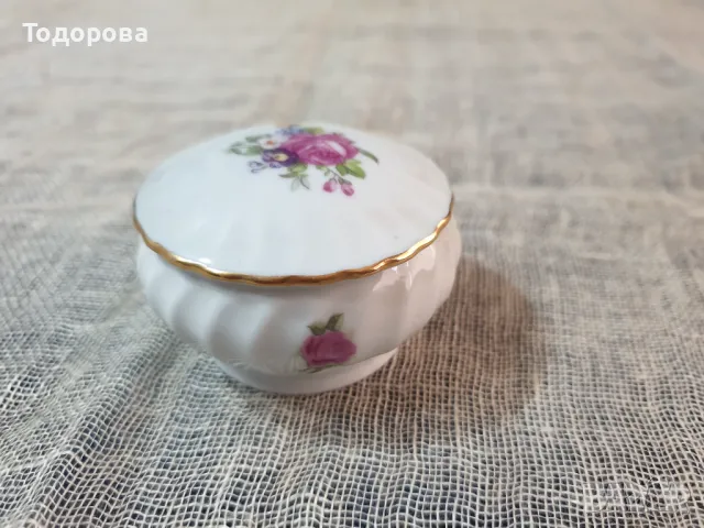 Малка порцеланова бижутиерка