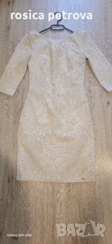 Рокля, официална със златисти нишки, лека еластичност.