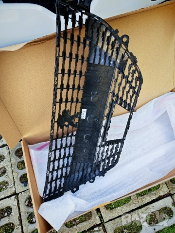 Предна решетка в броня Peugeot 208 2022, снимка 7 - Части - 52299798