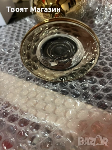 Сватбен бокал за вино в златно и нежна декорация от гълъби и сърца, снимка 2 - Подаръци за сватба - 52538785