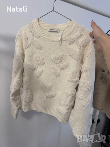 Бял пуловер