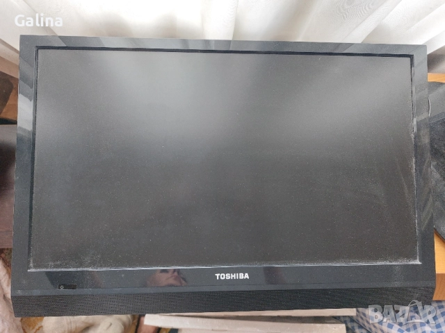 телевизор Toshiba със стойка за стена