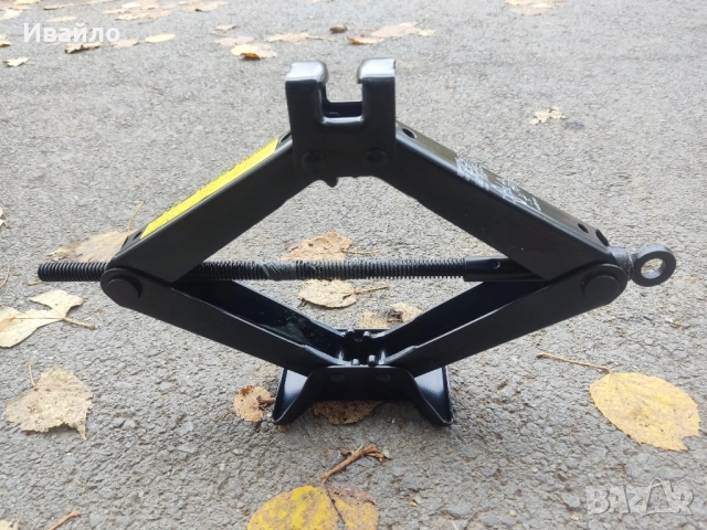 Продавам механичен крик за Тойота, тип "жаба".