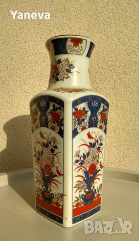 Японска , порцеланова ваза с богата орнаментика. 