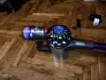 Много добра прахосмукачка Dyson V8 с нова батерия и аксесоари, снимка 2