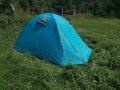 Продавам чисто нова синя много лека двуслойна палатка с алуминиеви рейки и два входа , снимка 3