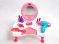 Детска тоалетка с огледало, масичка и аксесоари Б А Р Б И, снимка 1 - Други - 44363393