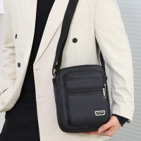 Мъжка стилна чанта за рамо в черно, снимка 3 - Чанти - 41755682