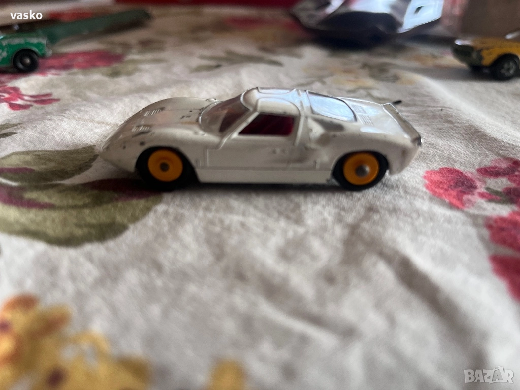 Английски Мачбокс-тесните гуми, снимка 1