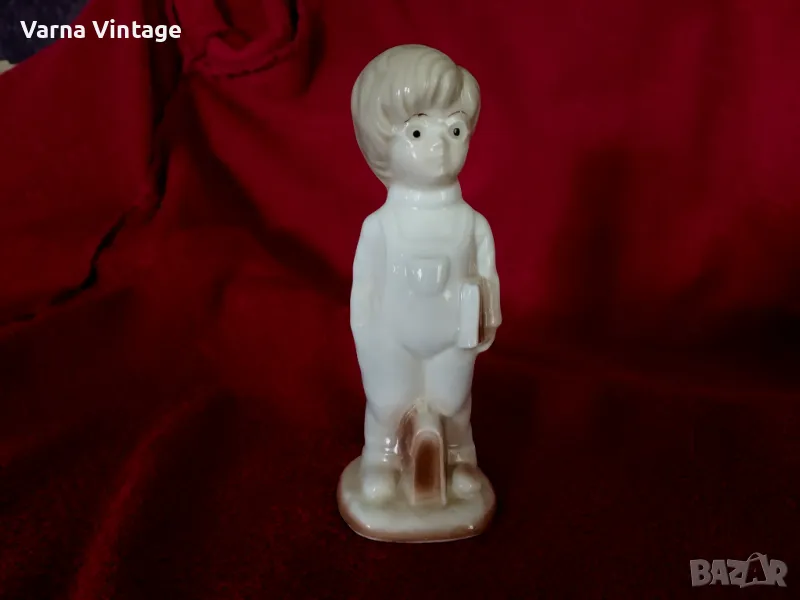 Порцеланова статуетка ученик., снимка 1