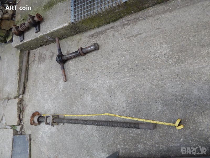 винт диаметър ф 40 мм. Гайката е от бронз, снимка 1