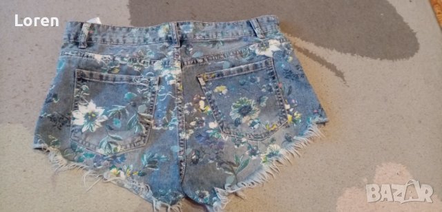 Страхотни къси дънки като нови на цветя, снимка 2 - Дънки - 42559090