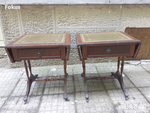 Две винтич масички от махагон със зелена кожа и златен лист