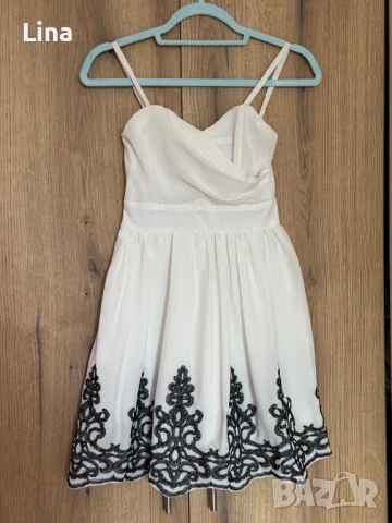 Рокля с черна бродерия