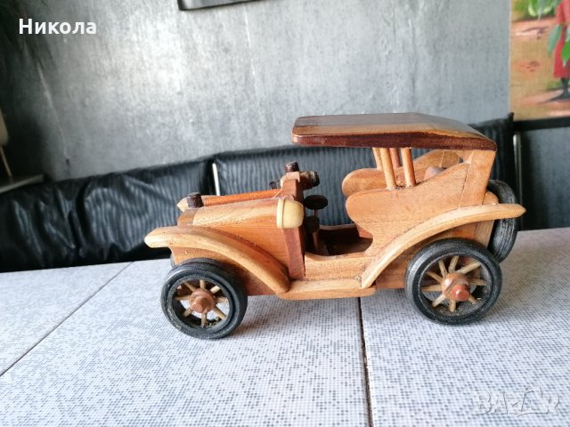 Дървен ретро автомобил