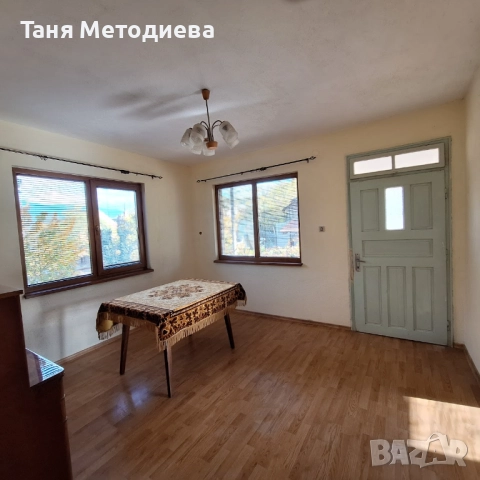 Масивна 2ет. къща 148м², двор 1126м², селскост. постройка 79м² кладенец - с. Слатина 25 км от Карлов, снимка 6 - Къщи - 52525050