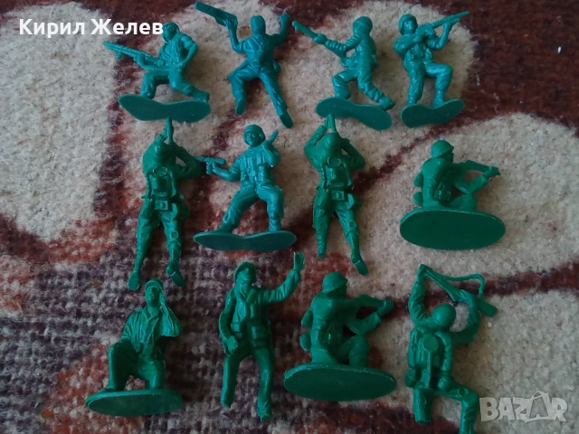 Войници пластмасови 12 броя 51729, снимка 3 - Колекции - 52105698