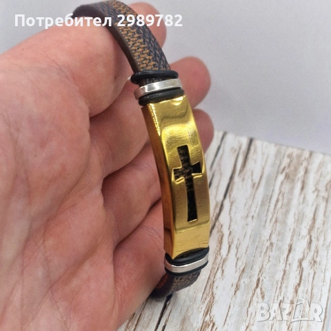 Мъжка гривна от еко кожа със златист елемент с кръст.