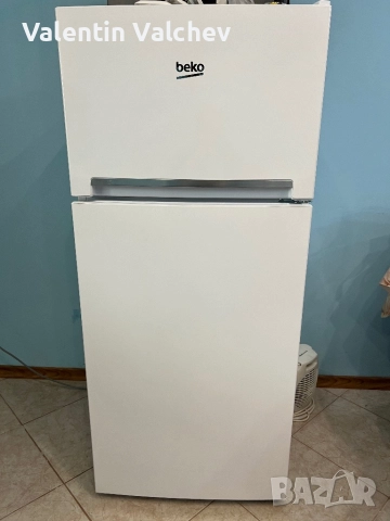 Продавам хладилник с Горна камера