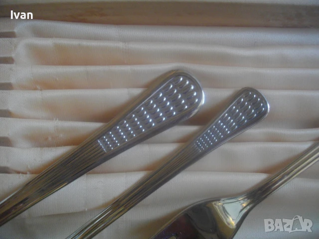 НОВ КОМПЛЕКТ ПЕРЛА 18 БРОЯ БЪЛГАРСКИ СОЦ ВИНТИДЖ 1970-ТЕ ГОДИНИ ПРИБОРИ ЗА ХРАНЕНЕ КОЖЕН КУФАР ЛУКС, снимка 13 - Прибори за хранене, готвене и сервиране - 50991960