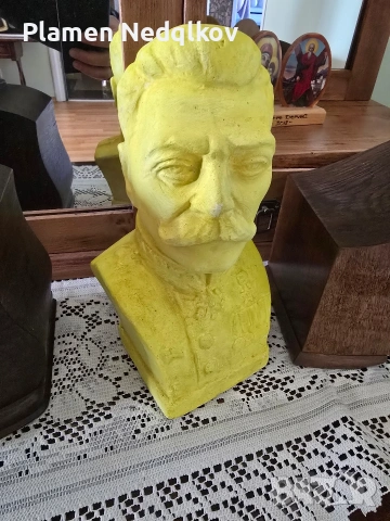 Продавам бюст на Йосиф Сталин.