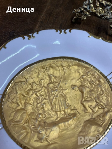 Рядка розова бонбониера Сцената, изобразена на позлатената релефна чиния представлява “Крал Карел IV, снимка 11 - Чинии - 52682827