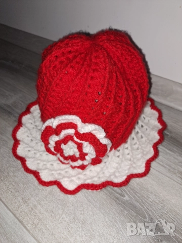 Ръчно плетена шапка двуцветна модел мартеница федора с голямо цвете, снимка 4 - Шапки - 52693293