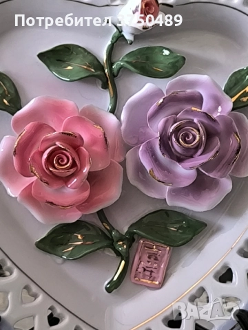 Красива декоративна чиния с релефни рози в розов и лилав нюанс и ажурен бордюр - Цена 30 лв/15,33€, снимка 5 - Други - 52273532