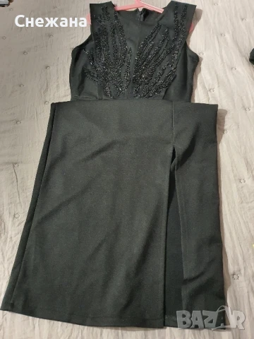 Черна елегантна рокля с декорация, снимка 2 - Рокли - 50690388