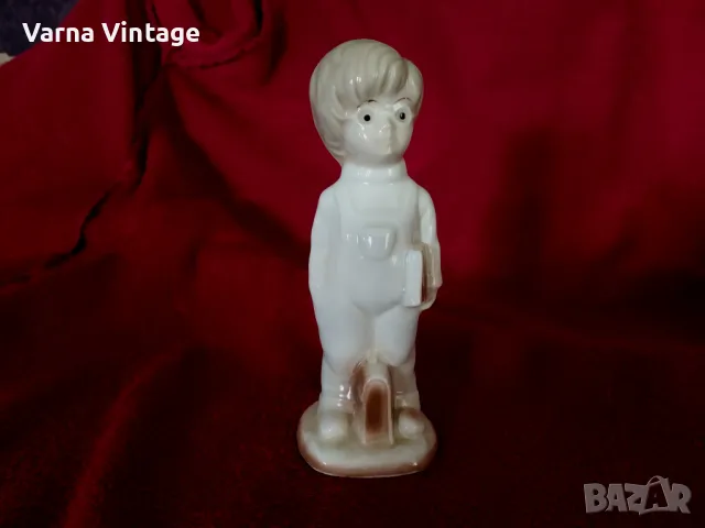 Порцеланова статуетка ученик.