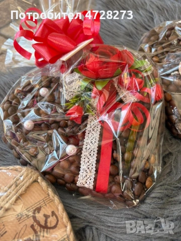 Сърце от кафени зърна с цветя или свещичка за 8-ми Март