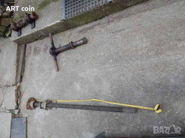 винт диаметър ф 40 мм. Гайката е от бронз