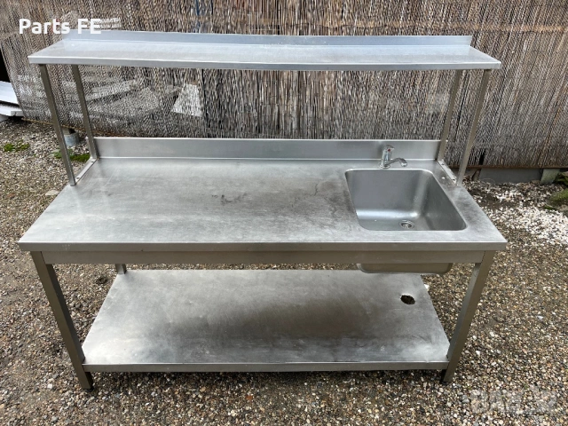 Професионална работна маса с мивка с надстройка неутрално оборудване