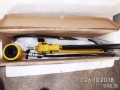 Продавам Нов Хидравличен крик Аналог "енерпак" с ръчна помпа 30 Tона, 100mm ход, снимка 2