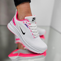 Дамски маратонки Nike, снимка 2 - Маратонки - 44589110