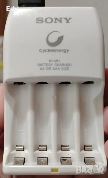 Sony зарядно за Ni-MH батерии, размер АА и ААА, снимка 1