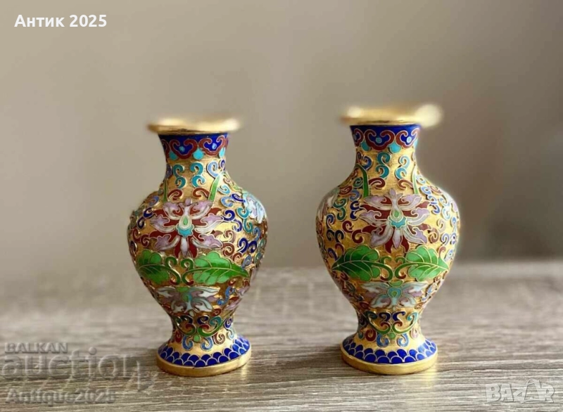 Двойка малки антични китайски вази с емайлирани цветя, снимка 1