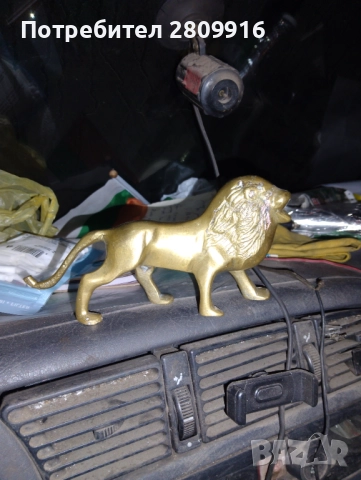 Статуя на бронзов лъв 